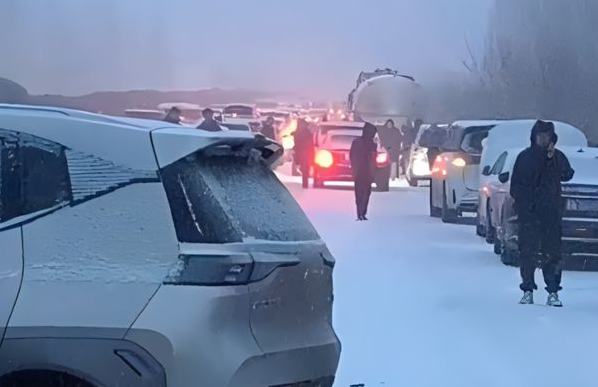 山西高速因降雪40多辆车连环追尾 全国多地开始降雪市民生产生活受到影响