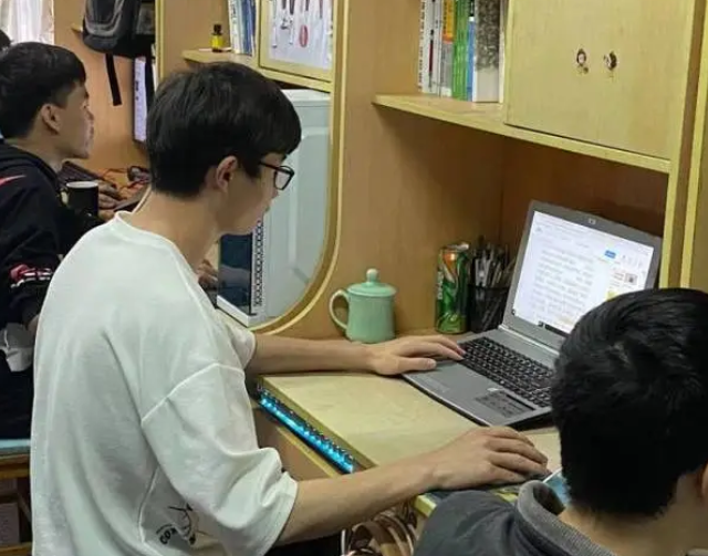 专硕生称房租是学费的3倍(考研上岸的人太多宿舍不够分了) 专硕生称房租是学费的3倍(考研上岸的人太多宿舍不够分了)