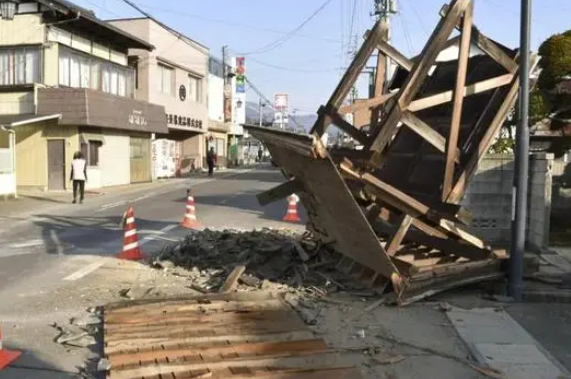 日本再现核泄漏 地震区内核电站附近出现油膜