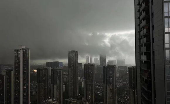 深圳天空一秒变黑 深圳机场启动大面积航延黄色预警