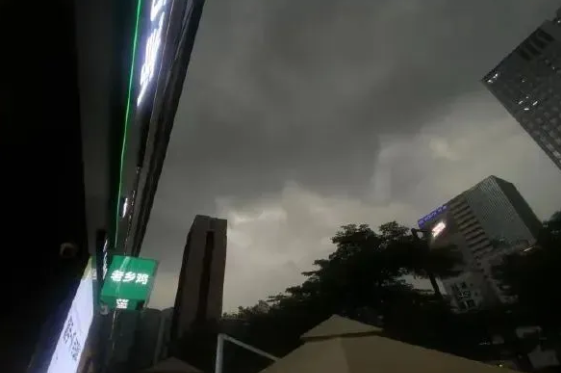 深圳天空一秒变黑 深圳机场启动大面积航延黄色预警