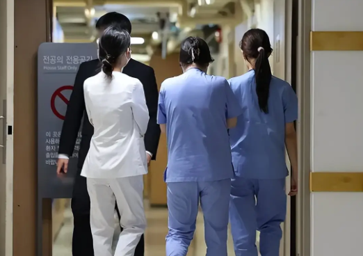韩国医学院教授辞职生效 医疗改革特别委员会当天正式出台 韩国医学院教授辞职生效 医疗改革特别委员会当天正式出台