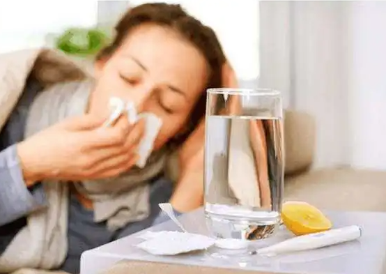 女子发烧喝大量水后导致低钠低钾 发烧电解质水补水不能过量