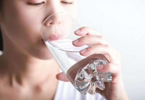 女子发烧喝大量水后导致低钠低钾 发烧电解质水补水不能过量