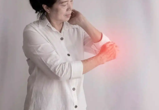 女子发烧喝大量水后导致低钠低钾 发烧电解质水补水不能过量