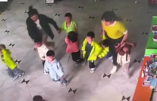 地震瞬间幼儿园40秒撤377人 该幼儿园一个学期要搞两次演练