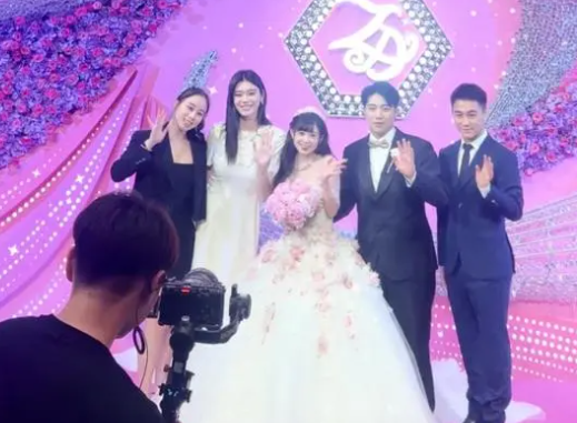 特步公主与七匹狼公子举行婚礼 赌王儿子何猷君到场参加婚礼
