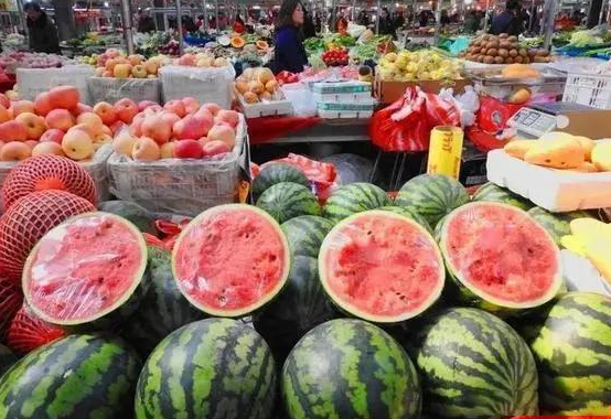 西瓜低至几毛钱一斤还得继续跌?6月西瓜正大量上市 西瓜低至几毛钱一斤还得继续跌?6月西瓜正大量上市