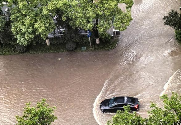 长沙暴雨大量车被泡水 仰望U8车主驾车沿街救援