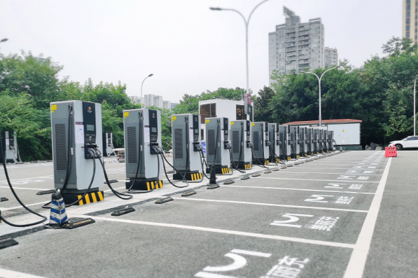 中国充电设施总量达992万台 中国新能源汽车保有量超过2000万辆 中国充电设施总量达992万台 中国新能源汽车保有量超过2000万辆