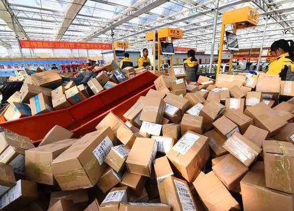 今年上半年全国快递业务量突破800亿件 仅用时6个月
