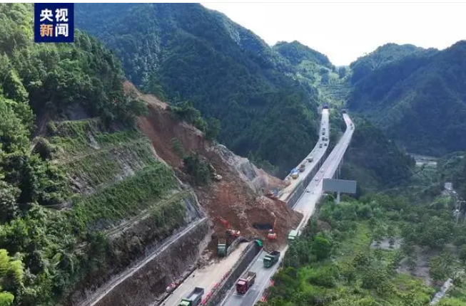 杭瑞高速一路段发生坍塌交通中断 抢险人员紧急抢险