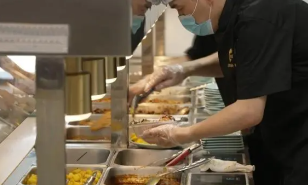 上海一社区食堂推出剩菜盲盒 10元三种菜保证新鲜
