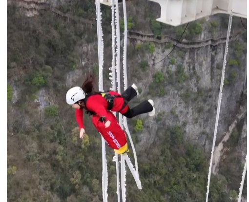 蹦极居然还有“窝囊版” 安全减压游乐项目让刺激来得更温柔