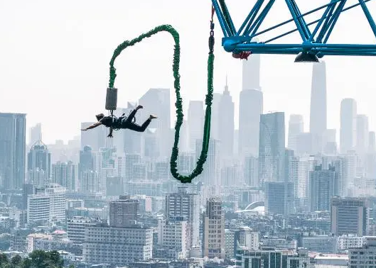 蹦极居然还有“窝囊版” 安全减压游乐项目让刺激来得更温柔