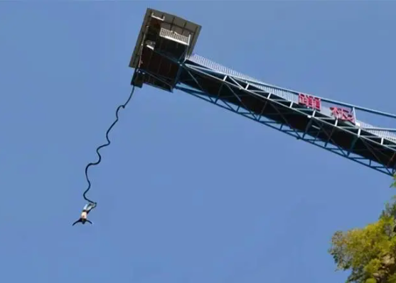 蹦极居然还有“窝囊版” 安全减压游乐项目让刺激来得更温柔