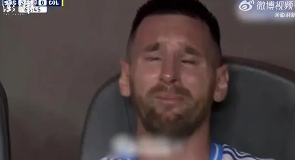 梅西受伤退场脚踝肿如鹅蛋，怒摔球鞋掩面痛哭