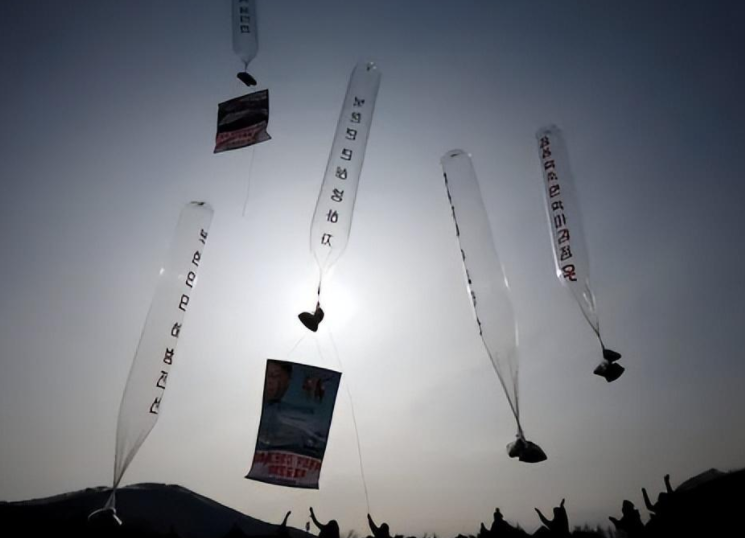 韩国向朝鲜投放装有反朝物品气球 朝鲜反击向韩国投放垃圾和污秽物