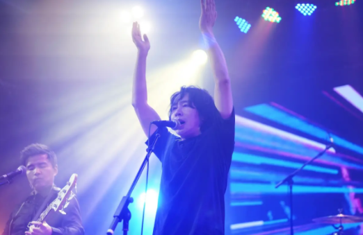 水木年华演唱会中途卖衣服 台下粉丝直呼“买歌送衣”