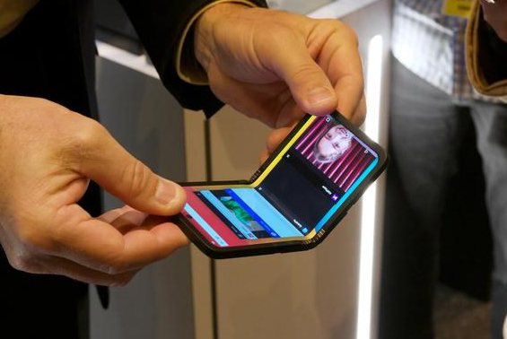 苹果获折叠屏iPhone设计新专利 玻璃折叠部分变薄边角部分加厚