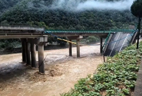 陕西公路桥梁垮塌，事故现场已搜寻到15具遇难者遗体