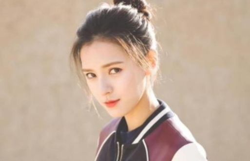 杨迪恭喜张予曦总冠军 张予曦拿下“你好歌手”冠军! 杨迪恭喜张予曦总冠军 张予曦拿下“你好歌手”冠军!