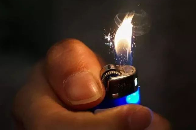 长沙有多热?太阳下的打火机爆裂 暴晒吃不消可乐成“开水”