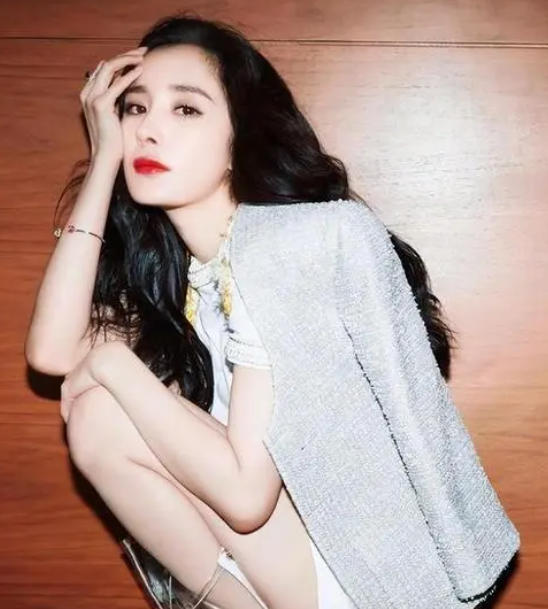 杨幂挑战农村妇女角色遭吐槽 看不出半点农村妇女的样子
