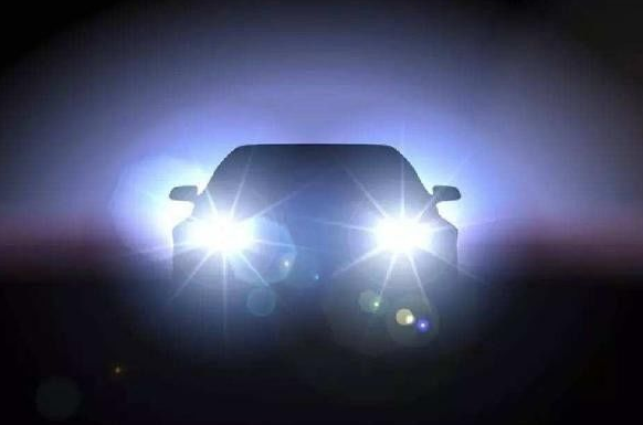 司机滥用远光灯致人死亡 担责一半赔偿67万元