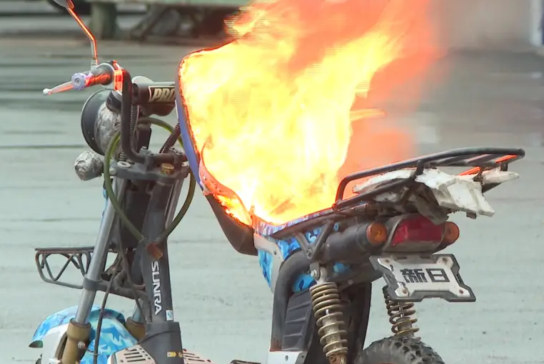 电动车电池突发自燃 6分钟连爆37次灭火器根本灭不了