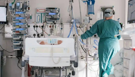 新冠缩短全球平均寿命1.6年，疫情对人类的影响再得实证!