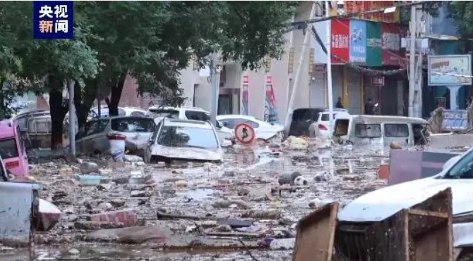 陕西志丹县遭遇大暴雨 多辆汽车被冲走 陕西志丹县遭遇大暴雨 多辆汽车被冲走