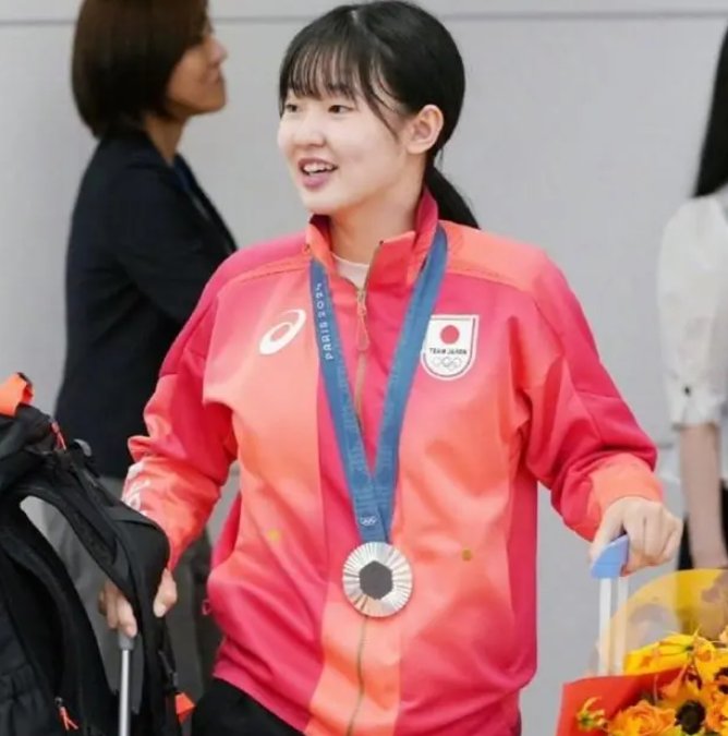 张本智和回国遭暴击没鲜花零奖金 日乒一姐获奖400万日元 张本智和回国遭暴击没鲜花零奖金 日乒一姐获奖400万日元