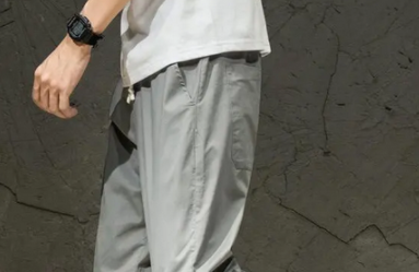 男生灰色裤子搭配什么上衣？男生灰色裤子搭配图来了！