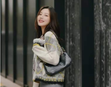 灰色裙子搭配什么颜色上衣好看？这几种款式的上衣超配灰色裙子！