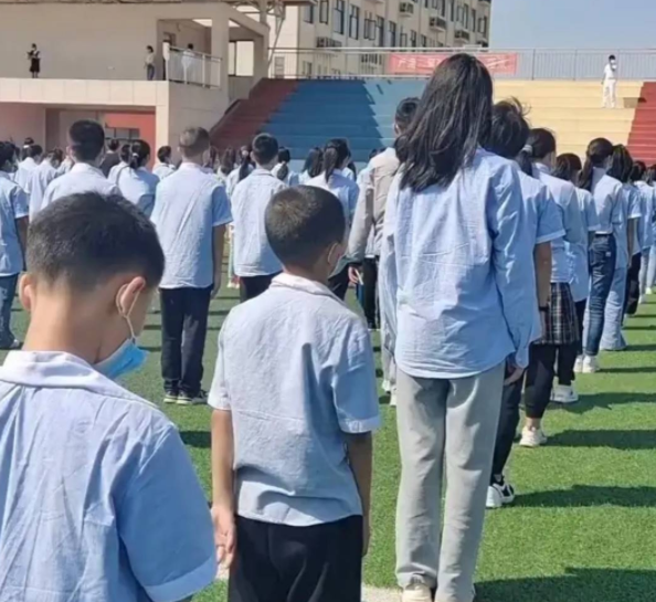 初一新生报到男生只到女生肩膀 男女生身高差距明显