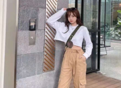 驼色裤子配什么颜色上衣好看?(女生夏天7套驼色裤子搭配)