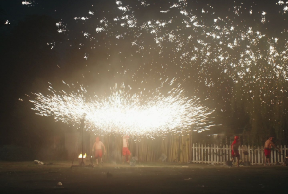 父女看打铁花表演被烫伤 这些安全事项须注意 父女看打铁花表演被烫伤 这些安全事项须注意