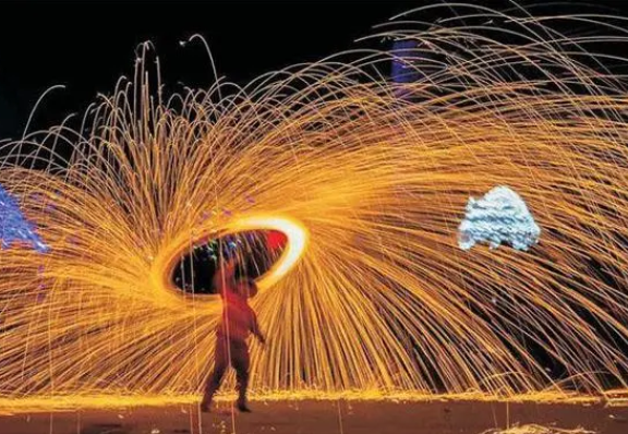 父女看打铁花表演被烫伤 这些安全事项须注意 父女看打铁花表演被烫伤 这些安全事项须注意