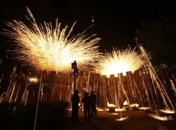 父女看打铁花表演被烫伤 这些安全事项须注意