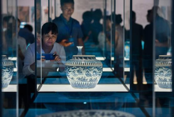南海西北陆坡一二号沉船出水文物首展 是中国古代海上丝绸之路贸易往来的重要见证