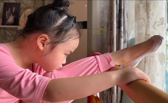 6岁萌娃骨折医生1分钟复位 小儿关节脱臼怎么分辨 6岁萌娃骨折医生1分钟复位 小儿关节脱臼怎么分辨