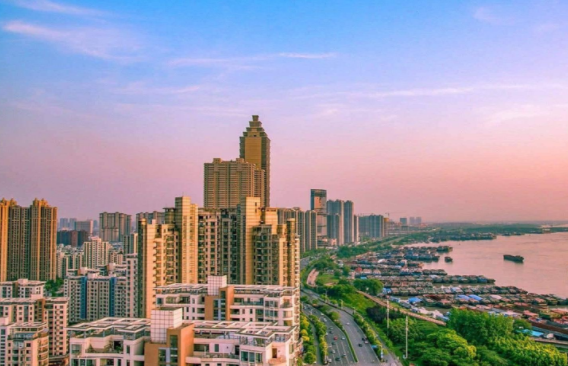 特斯拉擎天柱能自主充电自主干活 特斯拉机器人最新进展