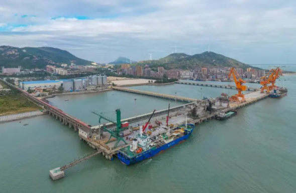 中印尼两国双园进口肉类产品 元洪码头迎来首票进口冻虾