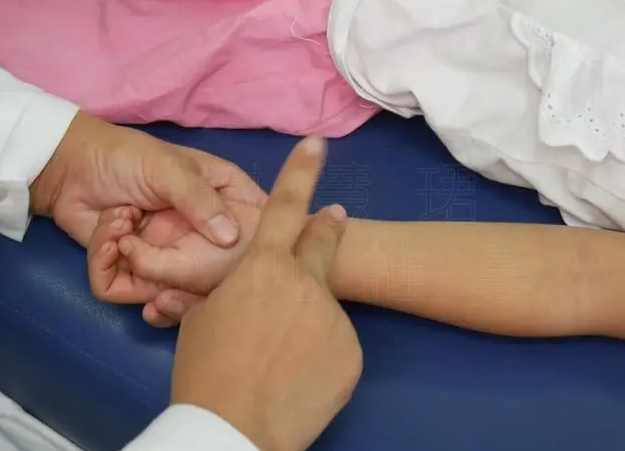 秋冬季节小儿推拿三分钟退烧法图解2025 秋冬季节小儿推拿三分钟退烧法图解2025