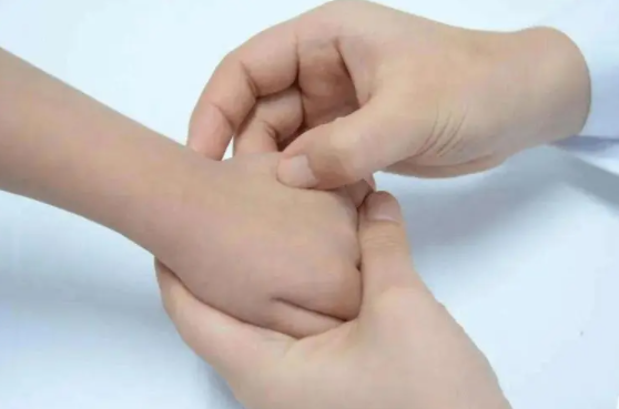 秋冬季节小儿推拿三分钟退烧法图解2025