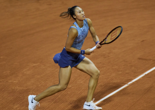 郑钦文上演“飞拍绝技” 15拍大回拉对轰震撼全场!