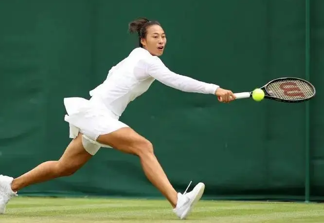 郑钦文上演“飞拍绝技” 15拍大回拉对轰震撼全场!