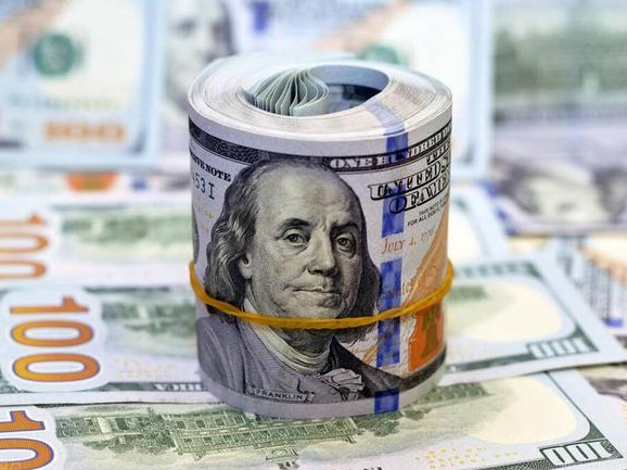 巴菲特疯狂囤现金 手持2.3万亿元还卖掉1亿股苹果股票