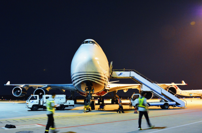 首飞成功 顺丰开辟“空空中转”全新物流模式